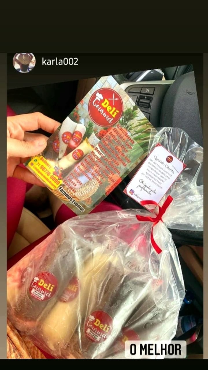 Cliente recebendo delivery